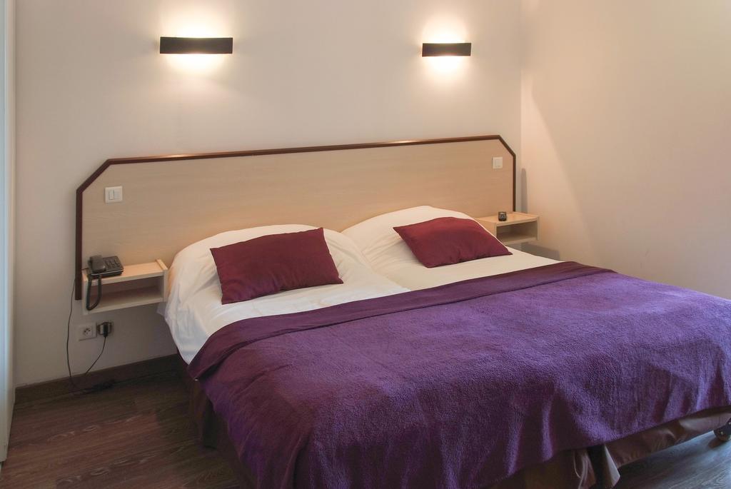 Hotel Logis Des Monts Jura 2*